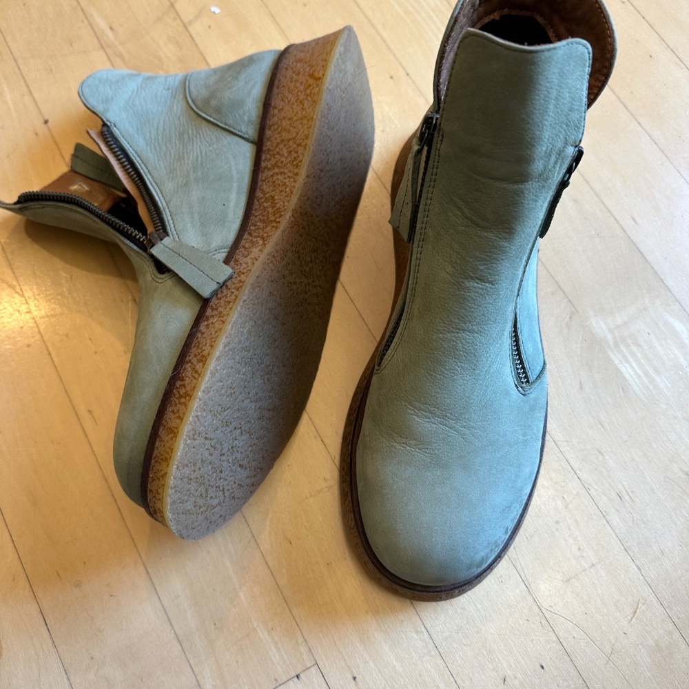 Bueno Phoenix Olive suede bootie, 10.5/41 , PG1463 - Picture 6 of 11